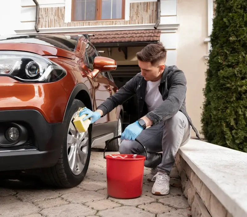 Lavage auto à domicile Grainville-sur-Odon : professionnel intervenant sur un véhicule